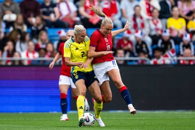 250626 Jonna Andersson of Sweden and Frida Maanum of Norway during the international friendly football match between Norway and Sweden on June 26, 2025 in Oslo Photo Mathias Bergeld BILDBYRAN kod MB VG0773 bbeng fotboll football soccer fotball träningslandskamp privatlandskamp landskamp international friendly norge norway sweden sverige dam  Copyright: MATHIASxBERGELD BB250626MB035