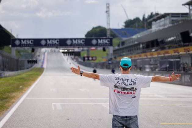 FORMULA 1 - GP of Austria 2025 SPIELBERG,AUSTRIA,26.JUN.25 - MOTORSPORTS, FORMULA 1 - Grand Prix of Austria, Red Bull Ring, preview. Image shows a fan.  GEPAxpictures xMatthiasxTrinkl