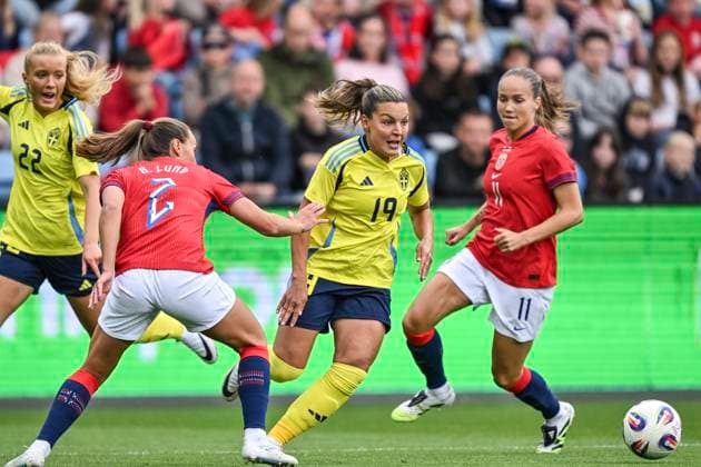 MALMÖ, SWEDEN 20250626 Swedens Johanna Rytting Kaneryd center against Norways Marit Bratberg Lund left and Guro Reiten right during the womens international soccer match between Norway and Sweden at Ulleval Stadium in Oslo MALMÖ SWEDEN x9200x  Copyright: xBjörnxLarssonxRosvall TTx LANDSKAMP NORGE-SVERIGE