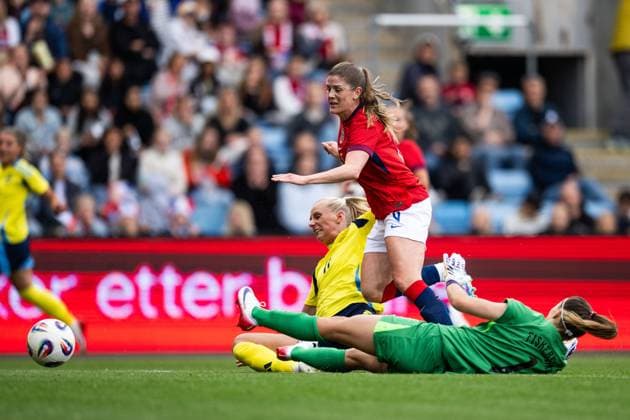 250626 Stina Blackstenius of Sweden scores 0 1 behind Maren Mjelde and goalkeeper Cecilie Fiskerstrand of Norway during the international friendly football match between Norway and Sweden on June 26, 2025 in Oslo Photo Jon Olav Nesvold BILDBYRAN COP 217 VG0773 bbeng fotboll football soccer fotball träningslandskamp privatlandskamp landskamp international friendly norge norway sweden sverige dam  Copyright: JONxOLAVxNESVOLD BB250626JE028