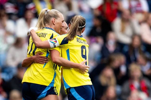 250626 Stina Blackstenius of Sweden celebrates with teammates after 0 1 during the international friendly football match between Norway and Sweden on June 26, 2025 in Oslo Photo Jon Olav Nesvold BILDBYRAN COP 217 VG0773 bbeng fotboll football soccer fotball träningslandskamp privatlandskamp landskamp international friendly norge norway sweden sverige dam jubel  Copyright: JONxOLAVxNESVOLD BB250626JE030
