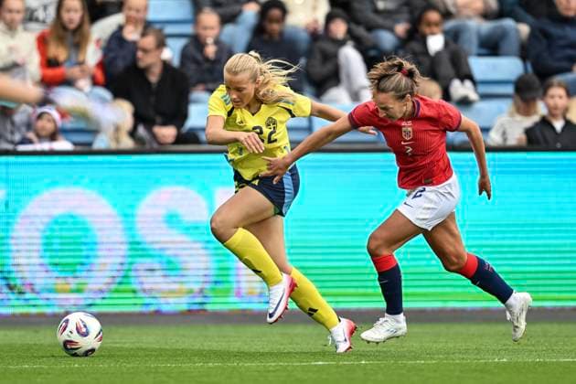 MALMÖ, SWEDEN 20250626 Swedens Smilla Holmberg tv is chased by Norways Marit Bratberg Lund during the womens international soccer match between Norway and Sweden at Ulleval Stadium in Oslo MALMÖ SWEDEN x9200x  Copyright: xBjörnxLarssonxRosvall TTx LANDSKAMP NORGE-SVERIGE