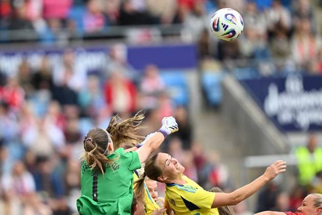 MALMÖ, SWEDEN 20250626 Norways goalkeeper Cecilie Haustaker Fiskerstrand 1 Swedens Magdalena Eriksson during the womens international soccer match between Norway and Sweden at Ulleval Stadium in Oslo MALMÖ SWEDEN x9200x  Copyright: xBjörnxLarssonxRosvall TTx LANDSKAMP NORGE-SVERIGE