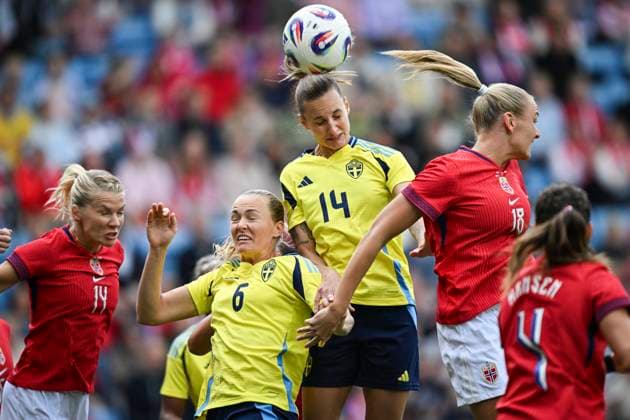 MALMÖ, SWEDEN 20250626 Swedens Magdalena Eriksson 6 and Nathalie Björn against Norways Ada Hegerberg 14 and Frida Leonhardsen Maanum during the womens international soccer match between Norway and Sweden at Ulleval Stadium in Oslo MALMÖ SWEDEN x9200x  Copyright: xBjörnxLarssonxRosvall TTx LANDSKAMP NORGE-SVERIGE