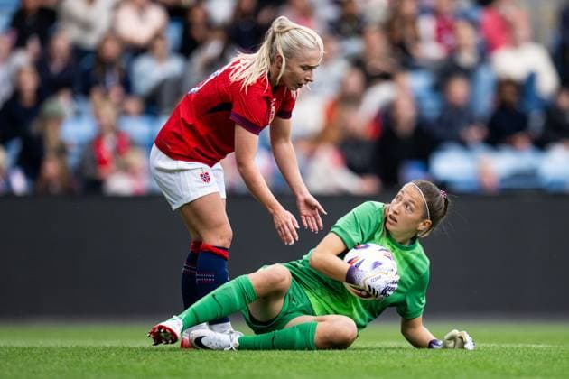 250626 Thea Bjelde and goalkeeper Cecilie Fiskerstrand of Norway during the international friendly football match between Norway and Sweden on June 26, 2025 in Oslo Photo Jon Olav Nesvold BILDBYRAN COP 217 VG0773 bbeng fotboll football soccer fotball träningslandskamp privatlandskamp landskamp international friendly norge norway sweden sverige dam  Copyright: JONxOLAVxNESVOLD BB250626JE037