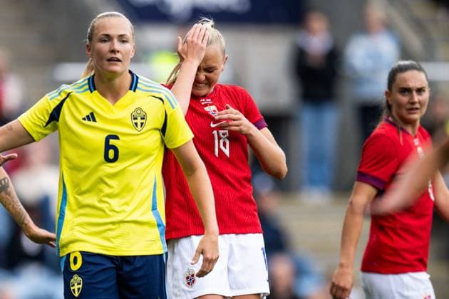 250626 Frida Maanum of Norway in pain during the international friendly football match between Norway and Sweden on June 26, 2025 in Oslo Photo Jon Olav Nesvold BILDBYRAN COP 217 VG0773 bbeng fotboll football soccer fotball träningslandskamp privatlandskamp landskamp international friendly norge norway sweden sverige dam skada  Copyright: JONxOLAVxNESVOLD BB250626JE038