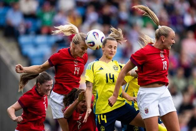 250626 Maren Mjelde, Ada Hegerberg, Frida Maanum of Norway against Nathalie Björn of Sweden during the international friendly football match between Norway and Sweden on June 26, 2025 in Oslo Photo Jon Olav Nesvold BILDBYRAN COP 217 VG0773 bbeng fotboll football soccer fotball träningslandskamp privatlandskamp landskamp international friendly norge norway sweden sverige dam  Copyright: JONxOLAVxNESVOLD BB250626JE040