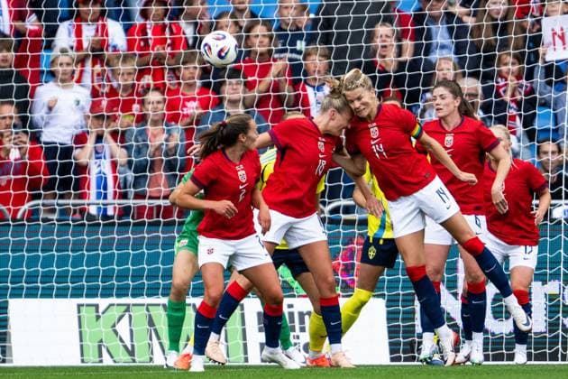 250626 Frida Maanum and Ada Hegerberg of Norway during the international friendly football match between Norway and Sweden on June 26, 2025 in Oslo Photo Mathias Bergeld BILDBYRAN kod MB VG0773 bbeng fotboll football soccer fotball träningslandskamp privatlandskamp landskamp international friendly norge norway sweden sverige dam  Copyright: MATHIASxBERGELD BB250626MB050