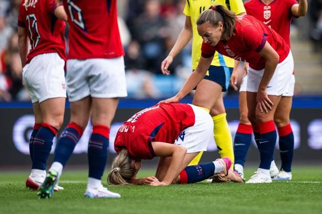 250626 Frida Maanum of Norway in pain during the international friendly football match between Norway and Sweden on June 26, 2025 in Oslo Photo Jon Olav Nesvold BILDBYRAN COP 217 VG0773 bbeng fotboll football soccer fotball träningslandskamp privatlandskamp landskamp international friendly norge norway sweden sverige dam skada  Copyright: JONxOLAVxNESVOLD BB250626JE041