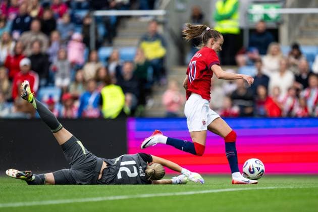 250626 Goalkeeper Jennifer Falk of Sweden and Caroline Graham Hansen of Norway during the international friendly football match between Norway and Sweden on June 26, 2025 in Oslo Photo Mathias Bergeld BILDBYRAN kod MB VG0773 bbeng fotboll football soccer fotball träningslandskamp privatlandskamp landskamp international friendly norge norway sweden sverige dam  Copyright: MATHIASxBERGELD BB250626MB052