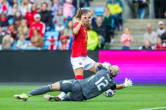 Womens international football match Norway Sweden Oslo 20250626 Norways Caroline Graham Hansen and Swedens goalkeeper Jennifer Falk during the womens international football match between Norway and Sweden at Ullevaal Stadium Photo Geir Olsen NTB Oslo Norway EDITORIAL USE ONLY RESTRICTED USE FOR BETTING COMPANIES  Copyright: xGeirxOlsenx xNTBx