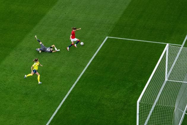 250626 Goalkeeper Jennifer Falk and Nathalie Björn of Sweden against Caroline Graham Hansen of Norway during the international friendly football match between Norway and Sweden on June 26, 2025 in Oslo Photo Vegard Grott BILDBYRAN kod VG VG0773 bbeng fotboll football soccer fotball träningslandskamp privatlandskamp landskamp international friendly norge norway sweden sverige dam  Copyright: VEGARDxGRoTT BB250626VG044