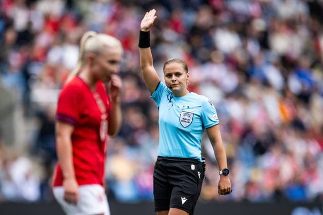 250626 Referee Nanna Andersen during the international friendly football match between Norway and Sweden on June 26, 2025 in Oslo Photo Jon Olav Nesvold BILDBYRAN COP 217 VG0773 bbeng fotboll football soccer fotball träningslandskamp privatlandskamp landskamp international friendly norge norway sweden sverige dam  Copyright: JONxOLAVxNESVOLD BB250626JE047