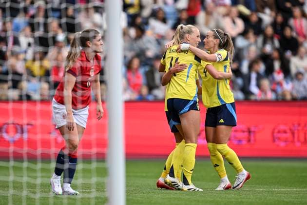 OSLO, NORWAY 20250626 Swedens Stina Blackstenius 11 cheers with Kosovare Asllani after scoring 0-1 during the womens international soccer match between Norway and Sweden at Ulleval Stadium in Oslo OSLO NORWAY x9200x  Copyright: xBjörnxLarssonxRosvall TTx LANDSKAMP NORGE-SVERIGE