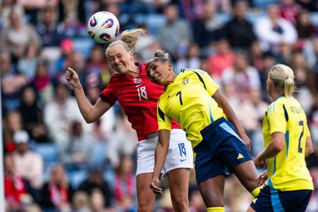 250626 Frida Maanum of Norway against Madelen Janogy of Sweden during the international friendly football match between Norway and Sweden on June 26, 2025 in Oslo Photo Jon Olav Nesvold BILDBYRAN COP 217 VG0773 bbeng fotboll football soccer fotball träningslandskamp privatlandskamp landskamp international friendly norge norway sweden sverige dam  Copyright: JONxOLAVxNESVOLD BB250626JE069