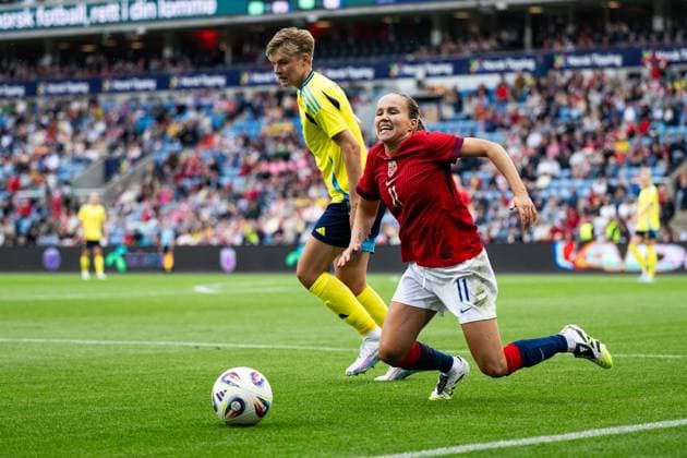 250626 Lina Hurtig of Sweden and Guro Reiten of Norway during the international friendly football match between Norway and Sweden on June 26, 2025 in Oslo Photo Mathias Bergeld BILDBYRAN kod MB VG0773 bbeng fotboll football soccer fotball träningslandskamp privatlandskamp landskamp international friendly norge norway sweden sverige dam  Copyright: MATHIASxBERGELD BB250626MB095