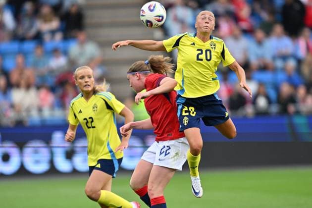 OSLO, NORWAY 20250626 Swedens Hanna Bennison right in a head-to-head with Norways Signe Gaupset during the womens international soccer match between Norway and Sweden at Ulleval Stadium in Oslo OSLO NORWAY x9200x  Copyright: xBjörnxLarssonxRosvall TTx LANDSKAMP NORGE-SVERIGE