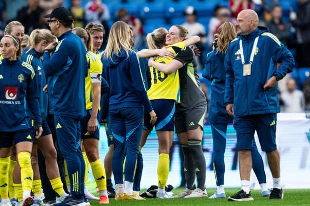250626 Sofia Jakobsson and goalkeeper Tove Enblom of Sweden after the international friendly football match between Norway and Sweden on June 26, 2025 in Oslo Photo Mathias Bergeld BILDBYRAN kod MB VG0773 bbeng fotboll football soccer fotball träningslandskamp privatlandskamp landskamp international friendly norge norway sweden sverige dam  Copyright: MATHIASxBERGELD BB250626MB100