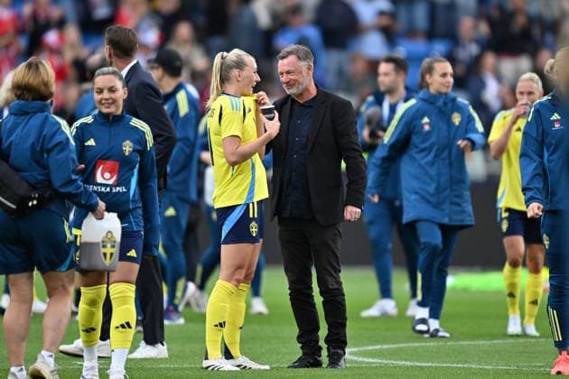 OSLO, NORWAY 20250626 Swedens Stina Blackstenius and coach Peter Gerhardsson after the victory in the womens international soccer match between Norway and Sweden at Ulleval Stadium in Oslo OSLO NORWAY x9200x  Copyright: xBjörnxLarssonxRosvall TTx LANDSKAMP NORGE-SVERIGE
