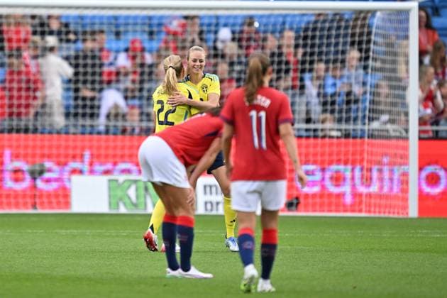 OSLO, NORWAY 20250626 Swedens Smilla Holmberg 22 and Amanda Ilestedt celebrate after winning the womens international soccer match between Norway and Sweden at Ulleval Stadium in Oslo OSLO NORWAY x9200x  Copyright: xBjörnxLarssonxRosvall TTx LANDSKAMP NORGE-SVERIGE
