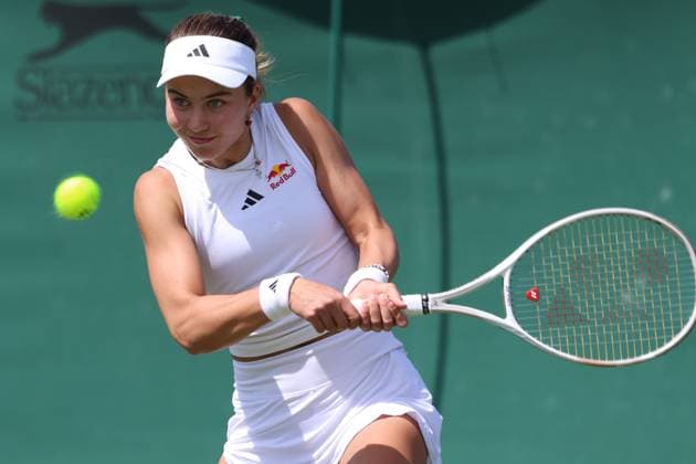 June 26, 2025, London, Celestynow, United Kingdom: IVA JOVIC of USA during the match against K. Kawa of Poland in the third round of qualification of Championships 2025 at Wimbledon AELTC in London. London United Kingdom - ZUMAc278 20250626_zsp_c278_001 Copyright: xMarcinxCholewinskix