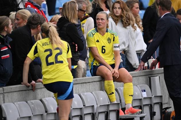 OSLO, NORWAY 20250626 Swedens Magdalena Eriksson 6 with supporters, fans after the victory in the womens international soccer match between Norway and Sweden at Ulleval Stadium in Oslo OSLO NORWAY x9200x  Copyright: xBjörnxLarssonxRosvall TTx LANDSKAMP NORGE-SVERIGE