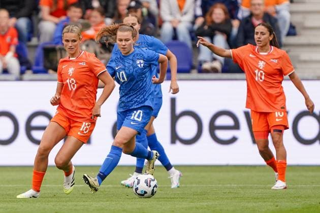 2025-06-26 Netherlands v Finland - Women s International Friendly, Länderspiel, Nationalmannschaft Match KOOI STADION, NETHERLANDS - JUNE 26: Kerstin Casparij of the Netherlands battles for possession with Oona Siren of Finland during the Women s International Friendly Match match between Netherlands and Finland at Leeuwarden on June 26, 2025 in Kooi Stadion, Netherlands. Kooi Stadion Leeuwarden Netherlands Content not available for redistribution in The Netherlands directly or indirectly through any third parties. Copyright: xAndrexWeeningx
