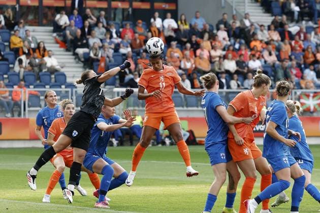 LEEUWARDEN - (l-r) Finland women goalkeeper Anna Koivunen, Esmee Brugts of Holland women, Emmi Siren of Finland women during the European Championship, EM, Europameisterschaft practice match between the Netherlands and Finland at the SC Cambuur stadium on June 26, 2025 in Leeuwarden, Netherlands. ANP ROBIN VAN LONKHUIJSEN xVIxANPxSportx xxANPxIVx 530537414 originalFilename: 530537414.jpg