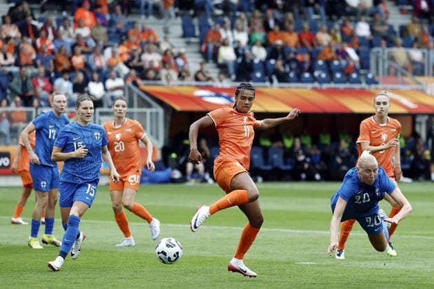 LEEUWARDEN - (l-r) Natalia Kuikka of Finland women, Esmee Brugts of Holland women, Eveliina Summanen of Finland women during the European Championship, EM, Europameisterschaft practice match between the Netherlands and Finland at SC Cambuur stadium on June 26, 2025 in Leeuwarden, Netherlands. ANP ROBIN VAN LONKHUIJSEN xVIxANPxSportx xxANPxIVx 530538051 originalFilename: 530538051.jpg