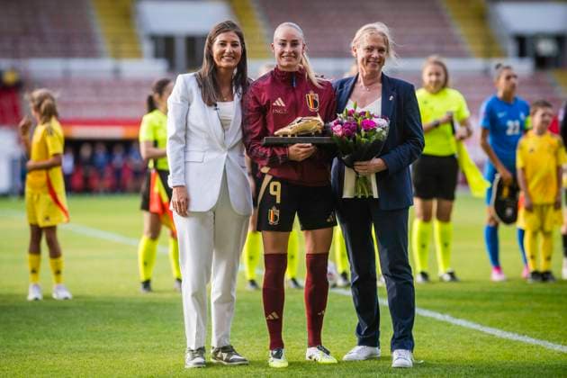 Belgium Red Flames vs Greece - Friendly international MOLENBEEK, BELGIUM - JUNE 26 : Wullaert Tessa forward of Belgium receives the golden shoe from Lies Vandenberghe and Pacale pictured during the International Friendly, Länderspiel, Nationalmannschaft game between Belgium and Greece. The last match before leaving to the European Championships. on June 26, 2025 in Molenbeek, Belgium, 26 06 2025 ( Photo Gregory Van Gansen Photonews ) Molenbeek Belgium  Copyright: xGvgx