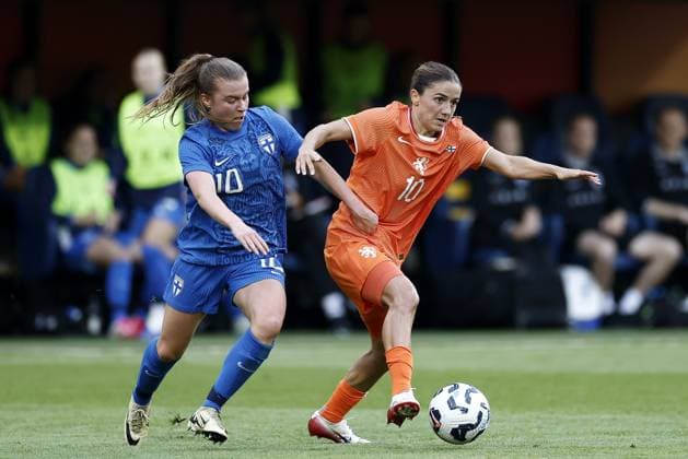LEEUWARDEN - (l-r) Emmi Siren of Finland women, Danielle van de Donk of Holland women during the European Championship, EM, Europameisterschaft practice match between the Netherlands and Finland at SC Cambuur stadium on June 26, 2025 in Leeuwarden, Netherlands. ANP ROBIN VAN LONKHUIJSEN xVIxANPxSportx xxANPxIVx 530538179 originalFilename: 530538179.jpg