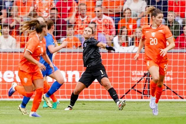 2025-06-26 Netherlands v Finland - Women s International Friendly, Länderspiel, Nationalmannschaft Match KOOI STADION, NETHERLANDS - JUNE 26: Anna Koivunen of Finland throws a ball during the Women s International Friendly Match match between Netherlands and Finland at Leeuwarden on June 26, 2025 in Kooi Stadion, Netherlands. Kooi Stadion Leeuwarden Netherlands Content not available for redistribution in The Netherlands directly or indirectly through any third parties. Copyright: xAndrexWeeningx