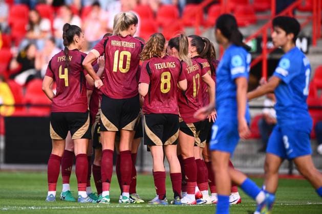 Belgium Red Flames vs Greece - Friendly international MOLENBEEK, BELGIUM - JUNE 26 : Wullaert Tessa forward of Belgium celebrates scoring a goal with teammates pictured during the International Friendly, Länderspiel, Nationalmannschaft game between Belgium and Greece. The last match before leaving to the European Championships. on June 26, 2025 in Molenbeek, Belgium, 26 06 2025 ( Photo Gregory Van Gansen Photonews ) Molenbeek Belgium  Copyright: xGvgx