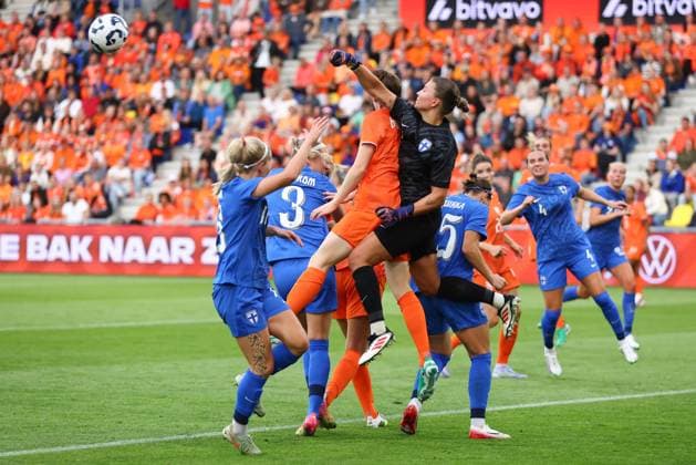 LEEUWARDEN , 26-06-2025 , Kooi Stadium , season 2025 2026 , friendly football , Netherlands - Finland (women), (L-R) Netherlands player Veerle Buurman, Finland goalkeeper Anna Koivunen Netherlands - Finland (women)  x29903864x Copyright:
