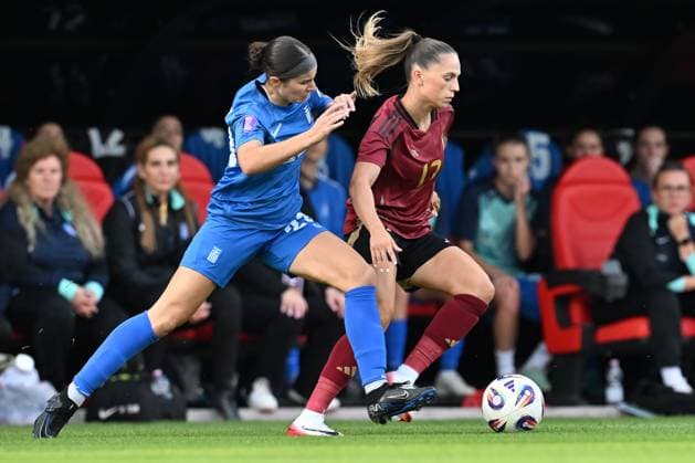 250626 BELGIUM VS GREECE Vasso Moskofidou () of Greece pictured defending on Jill Janssens (17) of Belgium during a friendly game between the national teams of Belgium, called the Red Flames, and Greece ahead of the European Championship, EM, Europameisterschaft in Switzerland 2025, on Thursday 26 June 2025 in Molenbeek , Belgium . PHOTO SPORTPIX David Catry Molenbeek Brussels Belgium  Copyright: xSportpix.bex xDavidxCatryxDavidxCatryx
