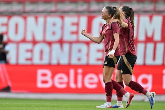 250626 BELGIUM VS GREECE Jill Janssens (17) of Belgium celebrates after scoring the 2-0 goal during a friendly game between the national teams of Belgium, called the Red Flames, and Greece ahead of the European Championship, EM, Europameisterschaft in Switzerland 2025, on Thursday 26 June 2025 in Molenbeek , Belgium . PHOTO SPORTPIX David Catry Molenbeek Brussels Belgium  Copyright: xSportpix.bex xDavidxCatryxDavidxCatryx