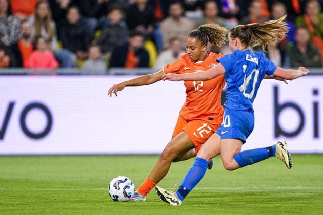 2025-06-26 Netherlands v Finland - Women s International Friendly, Länderspiel, Nationalmannschaft Match KOOI STADION, NETHERLANDS - JUNE 26: Chasity Grant of the Netherlands battles for possession with Oona Siren of Finland during the Women s International Friendly Match match between Netherlands and Finland at Leeuwarden on June 26, 2025 in Kooi Stadion, Netherlands. Kooi Stadion Leeuwarden Netherlands Content not available for redistribution in The Netherlands directly or indirectly through any third parties. Copyright: xAndrexWeeningx