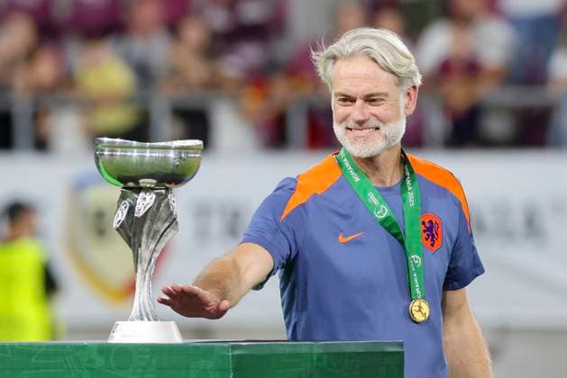 Sport Themen der Woche KW26 Sport Bilder des Tages Trainer Peter van der Veen (Netherlands) fasst den EM-Pokal an, UEFA European Under-19 Championship 2025 Final, Spain v Netherlands, Giulesti Stadion am 26. June 2025 in Bukarest, Rumaenien. (Foto von Marco Steinbrenner DeFodi Images) Trainer Peter van der Veen (Netherlands) touches the European Championship, EM, Europameisterschaft trophy, UEFA European Under-19 Championship 2025 Final, Spain v Netherlands, Giulesti Stadium, June 26, 2025 in Bucharest, Romania. (Photo by Marco Steinbrenner DeFodi Images) *** Coach Peter van der Veen Netherlands touches the European Championship trophy, UEFA European Under 19 Championship 2025 Final, Spain v Netherlands, Giulesti Stadium on June 26, 2025 in Bucharest, Romania Photo by Marco Steinbrenner DeFodi Images Coach Peter van der Veen Netherlands touches the European Championship trophy, UEFA European Under 19 Championship 2025 Final, Spain v Netherlands, Giulesti Stadium, June 26, 2025 in Bucharest, Romania Photo by Marco Steinbrenner DeFodi Images