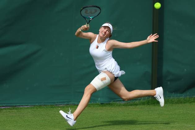 June 26, 2025, London, Celestynow, England: LINDA FRUHVIRTOVA of Czech Republic during the match against E. Shibahara of Japan in the third round of qualification of Championships 2025 at Wimbledon AELTC in London. London England - ZUMAc278 20250626_zsp_c278_013 Copyright: xMarcinxCholewinskix