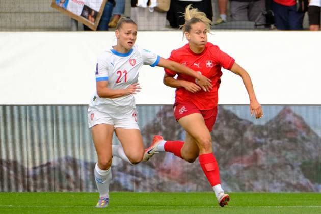 -Switzerland 8 Nadine Riesen (Eintracht Frankfurt, GER) fights with Czech Rep. 21 Krystina Ruzickova - Friendy Switzerland vs Czeck Republic Winterthur Schützenwiese Zürich Schweiz Copyright: xSergioxBrunettix