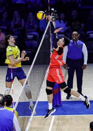 (250627) -- CHICAGO, June 27, 2025 -- Yu Yaochen (R) of China competes during the Pool 5 match between China and Brazil at the Men s Volleyball Nations League (VNL) 2025 in Chicago, the United States, June 26, 2025. (Photo by Xinhua) (SP)U.S.-CHICAGO-VOLLEYBALL-NATIONS LEAGUE-MEN-CHINA VS BRAZIL JoelxLerner 