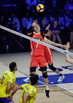 (250627) -- CHICAGO, June 27, 2025 -- Yu Yaochen (top) of China sets the ball during the Pool 5 match between China and Brazil at the Men s Volleyball Nations League (VNL) 2025 in Chicago, the United States, June 26, 2025. (Photo by Xinhua) (SP)U.S.-CHICAGO-VOLLEYBALL-NATIONS LEAGUE-MEN-CHINA VS BRAZIL JoelxLerner 