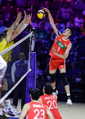 (250627) -- CHICAGO, June 27, 2025 -- Wen Zihua (R) of China spikes the ball during the Pool 5 match between China and Brazil at the Men s Volleyball Nations League (VNL) 2025 in Chicago, the United States, June 26, 2025. (Photo by Xinhua) (SP)U.S.-CHICAGO-VOLLEYBALL-NATIONS LEAGUE-MEN-CHINA VS BRAZIL JoelxLerner 