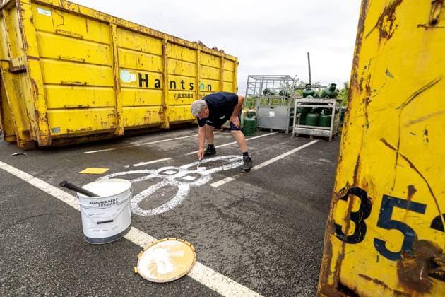 TOUR DE FRANCE 2025 - L EFFACEUR DU TOUR DE DOUBLET PHOTOPQR VOIX DU NORD PASCAL BONNIERE ; 27 06 2025 ; AVELIN 27.06.2025 Patrick Dancoisne, l effaceur du tour de France de la societe Doublet. Transformation de dessin ou des messages politique . Photo Pascal Bonniere La voix Du Nord- French cycling race Tour de France 2025 takes place from th to 27th july 2025 Patrick Dancoisne, the eraser of the Tour de France from the Doublet company. Transformation of drawings or political messages HAUTS DE FRANCE France  Copyright: xPHOTOPQR VOIXxDUxNORD MAXPPPxPASCALxBONNIEREx 20250627VDN9301 20250627VDN9301