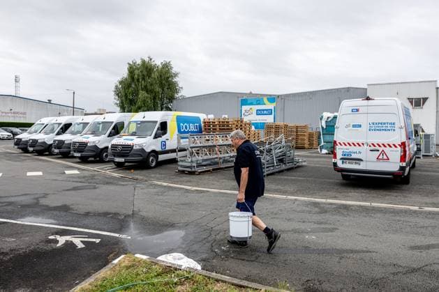 TOUR DE FRANCE 2025 - L EFFACEUR DU TOUR DE DOUBLET PHOTOPQR VOIX DU NORD PASCAL BONNIERE ; 27 06 2025 ; AVELIN 27.06.2025 Patrick Dancoisne, l effaceur du tour de France de la societe Doublet. Transformation de dessin ou des messages politique . Photo Pascal Bonniere La voix Du Nord- French cycling race Tour de France 2025 takes place from th to 27th july 2025 Patrick Dancoisne, the eraser of the Tour de France from the Doublet company. Transformation of drawings or political messages HAUTS DE FRANCE France  Copyright: xPHOTOPQR VOIXxDUxNORD MAXPPPxPASCALxBONNIEREx 20250627VDN9302 20250627VDN9302