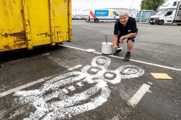 Cycling, Tour de France, Patrick Dancoisne removes unwanted lettering and drawings