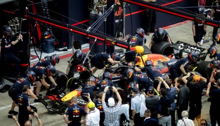 SPIELBERG - Red Bull mechanics practice a pit stop prior to the first free practice session ahead of the Austrian Grand Prix. ANP SANDER KING xVIxANPxSportx xxANPxIVx 530570140 originalFilename: 530570140.jpg