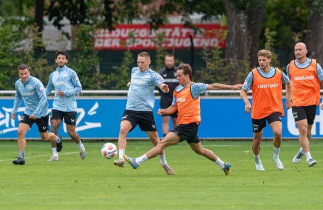 Soccer, Men, Season 2025 26, 2 Bundesliga, Hertha BSC, Training, f l Palko Dardai Hertha BSC , Michal Karbownik Hertha BSC , 27 06 2025, Copyright: xSebastianxRäppold MatthiasxKochx