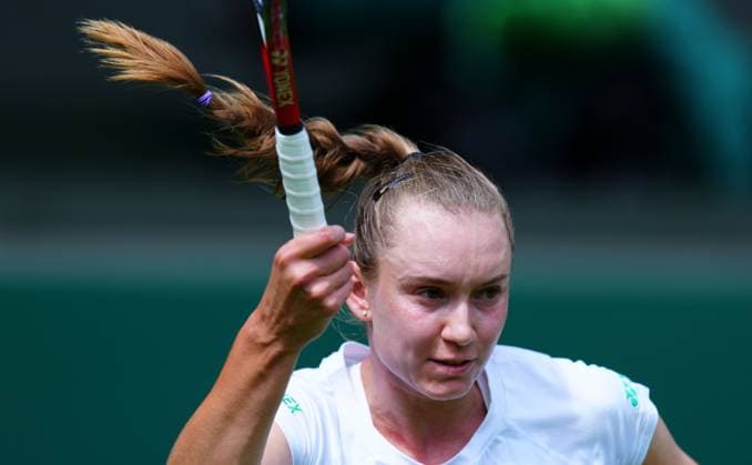 Elena Rybakina practices, momentarily without her trademark visor, with Emma Raducanu Wimbledon Tennis Championships, Friday Practice, The All England Lawn Tennis and Croquet Club, London, UK - 27 Jun 2025London The All England Lawn Tennis and United Kingdom  Copyright: xJavierxGarcia Shutterstockx 15371373ag