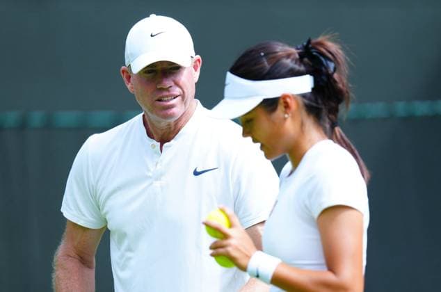 Emma Raducanu practices watched by coach Mark Petchey Wimbledon Tennis Championships, Friday Practice, The All England Lawn Tennis and Croquet Club, London, UK - 27 Jun 2025London The All England Lawn Tennis and United Kingdom  Copyright: xJavierxGarcia Shutterstockx 15371373ah